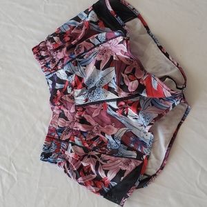 lululemon HottyHot 2.5 shorts, size 2